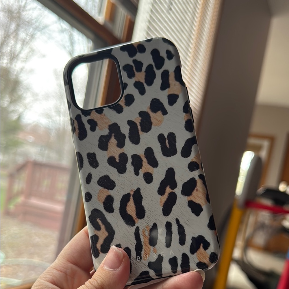 Leopard Print Smartphone Case with Durable Design